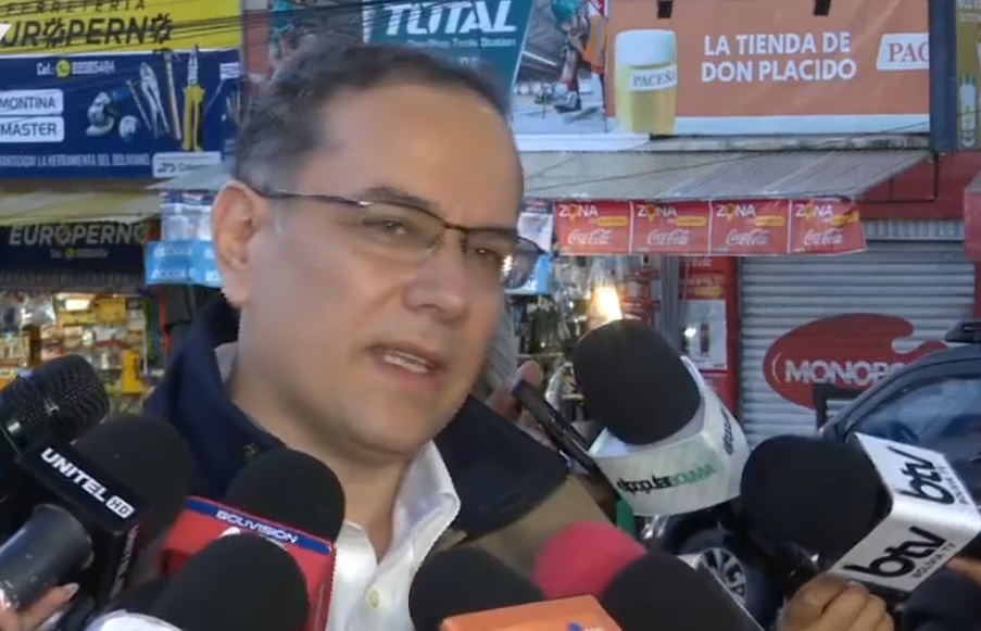 El presidente de YPFB, Yuseff Akly, en contacto con los medios. Foto: Btv