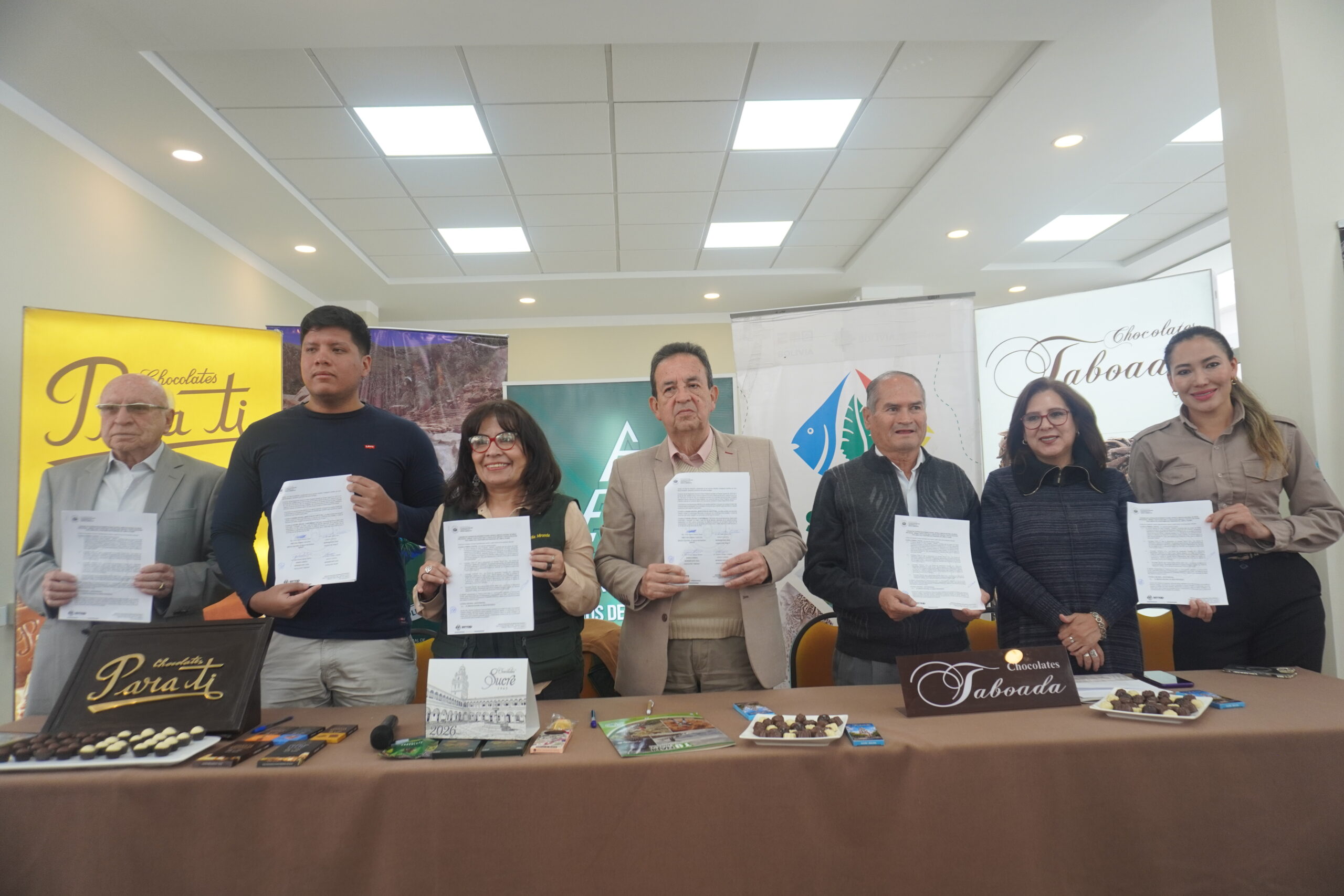 Suscripción de convenio entre el SERNAP y empresas de chocolates en Sucre. Foto: SERNAP.