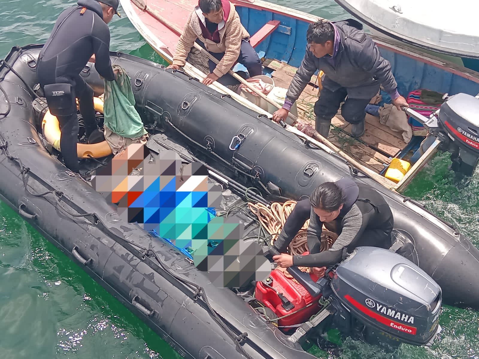 Efectivos de la Armada Boliviana recuperaron el cuerpo sin vida, en el sector de Huatajata.