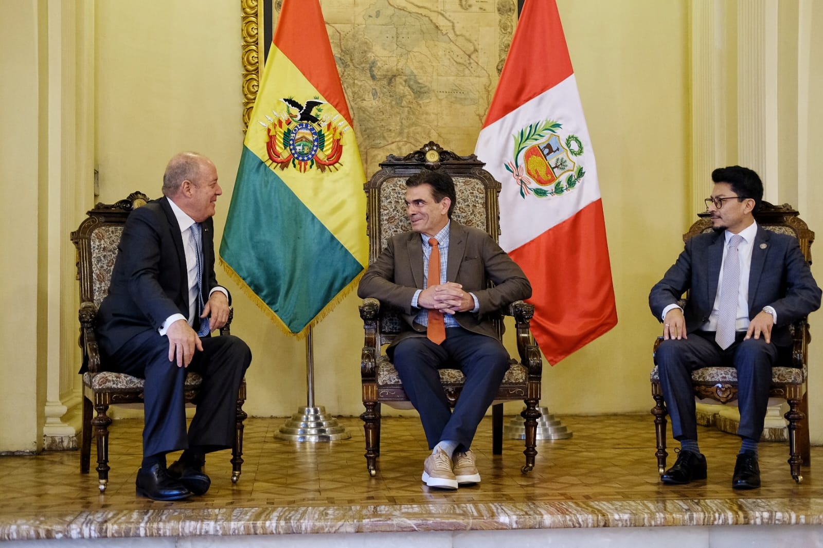 El presidente Rodrigo Paz Pereira junto a Carlos Chávez-Taffur Smith, designado como nuevo embajador de Perú. Foto: Cancillería.