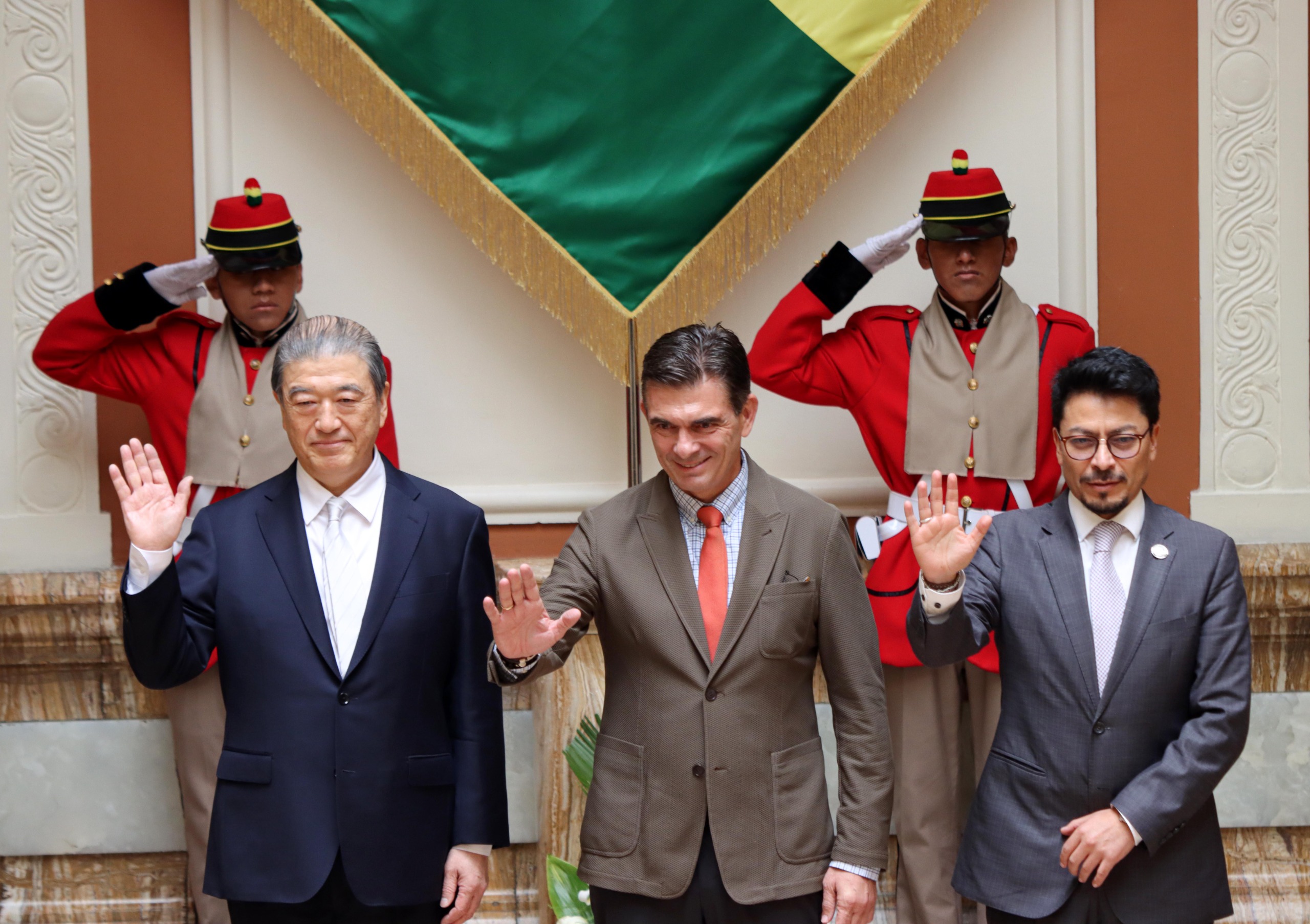 El presidente Rodrigo Paz Pereira sostuvo un encuentro con la representación diplomática de Japón. Foto: Cancillería