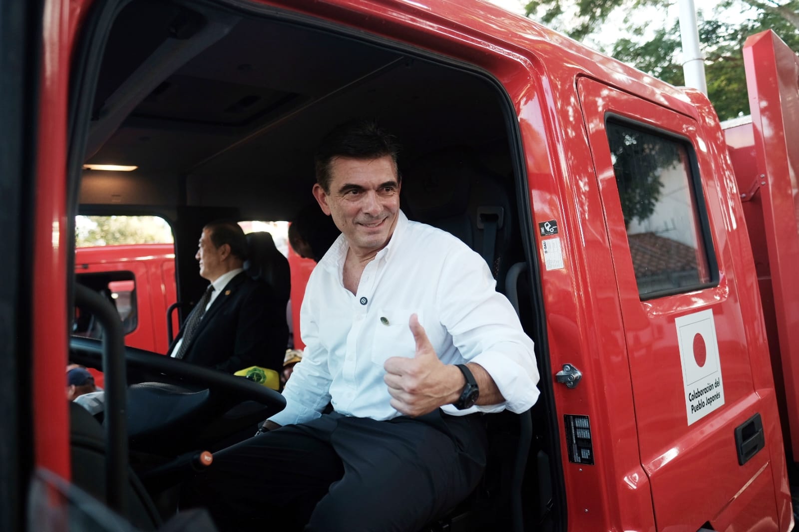 El presidente Rodrigo Paz durante la entrega de carros bomberos. Foto: Presidencia.