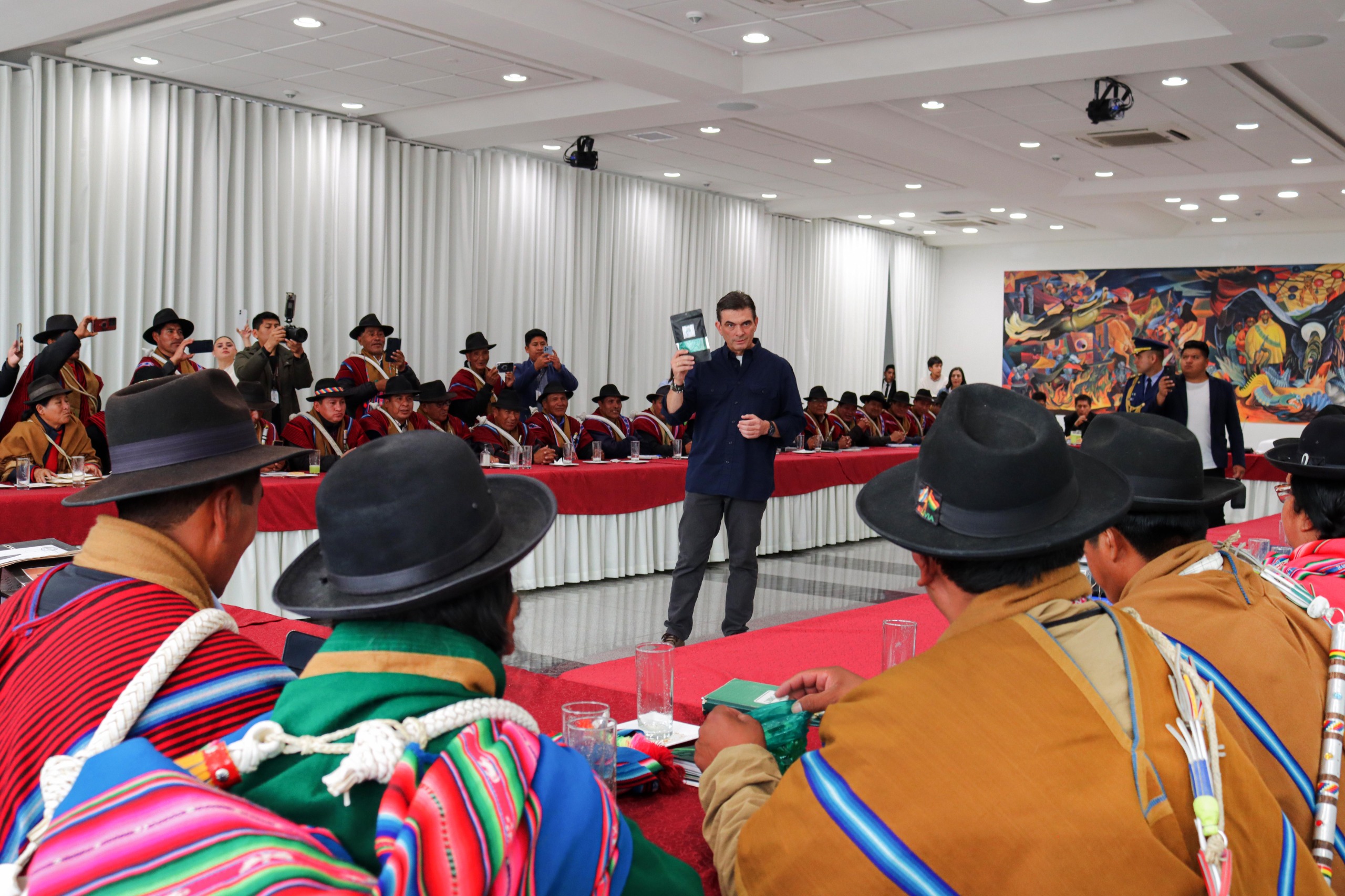 El presidente Rodrigo Paz Pereira junto a representantes de organizaciones sociales de La Paz. Foto: Presidencia