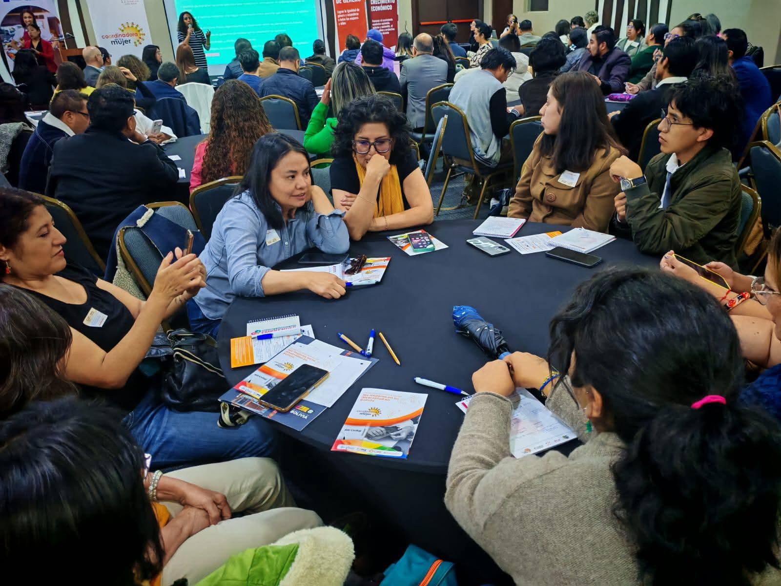 Abordan el anteproyecto ley en mesas de trabajo. Foto: Coordinadora de la Mujer