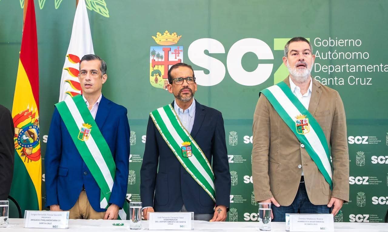 El Gobernador de Santa Cruz, Luis Fernando Camacho, durante el acto protocolar. Foto: Gobernación.