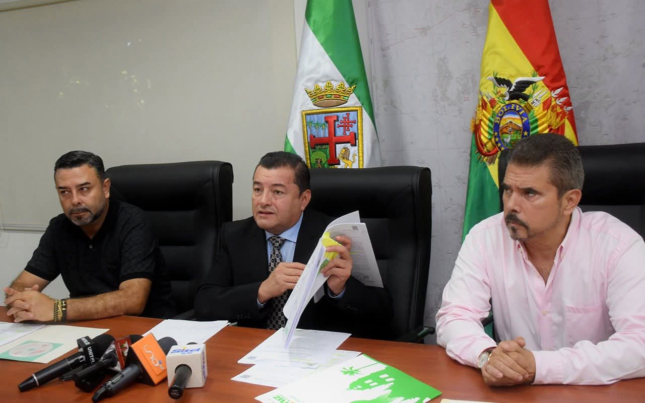 El alcalde Jhony Fernández en conferencia de prensa. Foto: Alcaldía de Santa Cruz