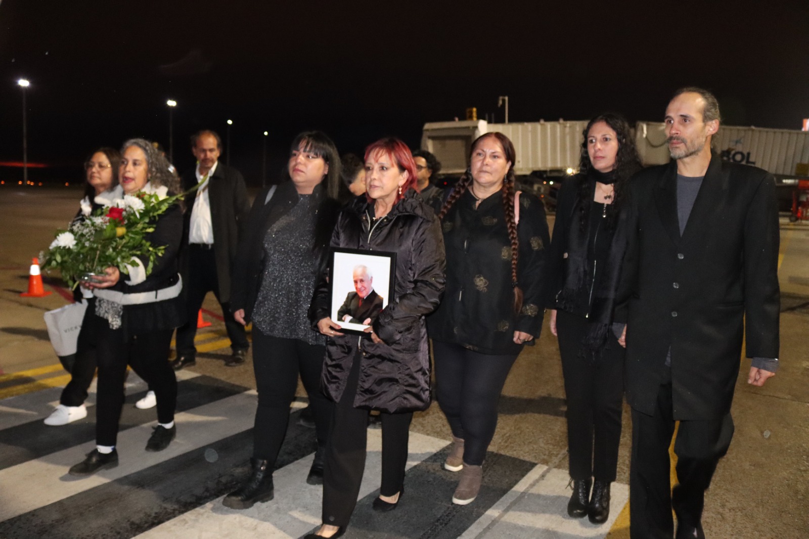 Familiares de David Santalla en el aeropuerto de El Alto. Foto: Presidencia.
