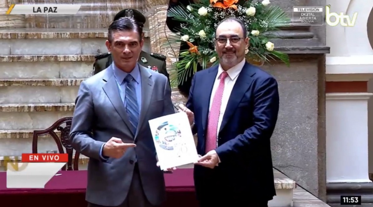 Los presidentes de Bolivia y de la CAF, Rodrigo Paz y Sergio Díaz-Granados. Imagen: Captura Bolivia Tv.