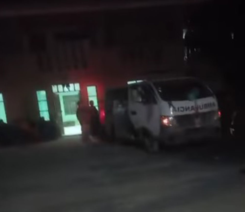 Una ambulancia trasladó a dos víctimas de un accidente en Yungas. Foto: captura video