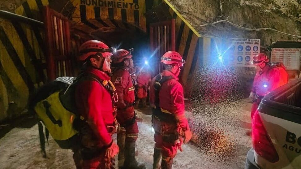 Bomberos en el lugar donde fueron encontrados los cuerpos. Foto: redes sociales