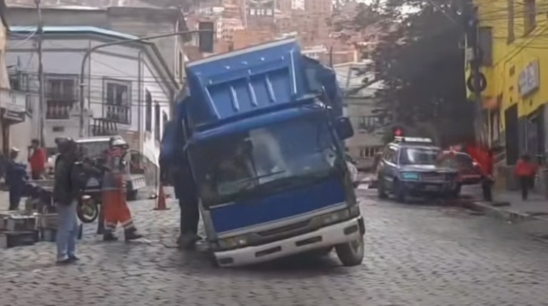 Un camión atrapado tras el sifonamiento de la calle Alto de la Alianza. Foto: Cadena A