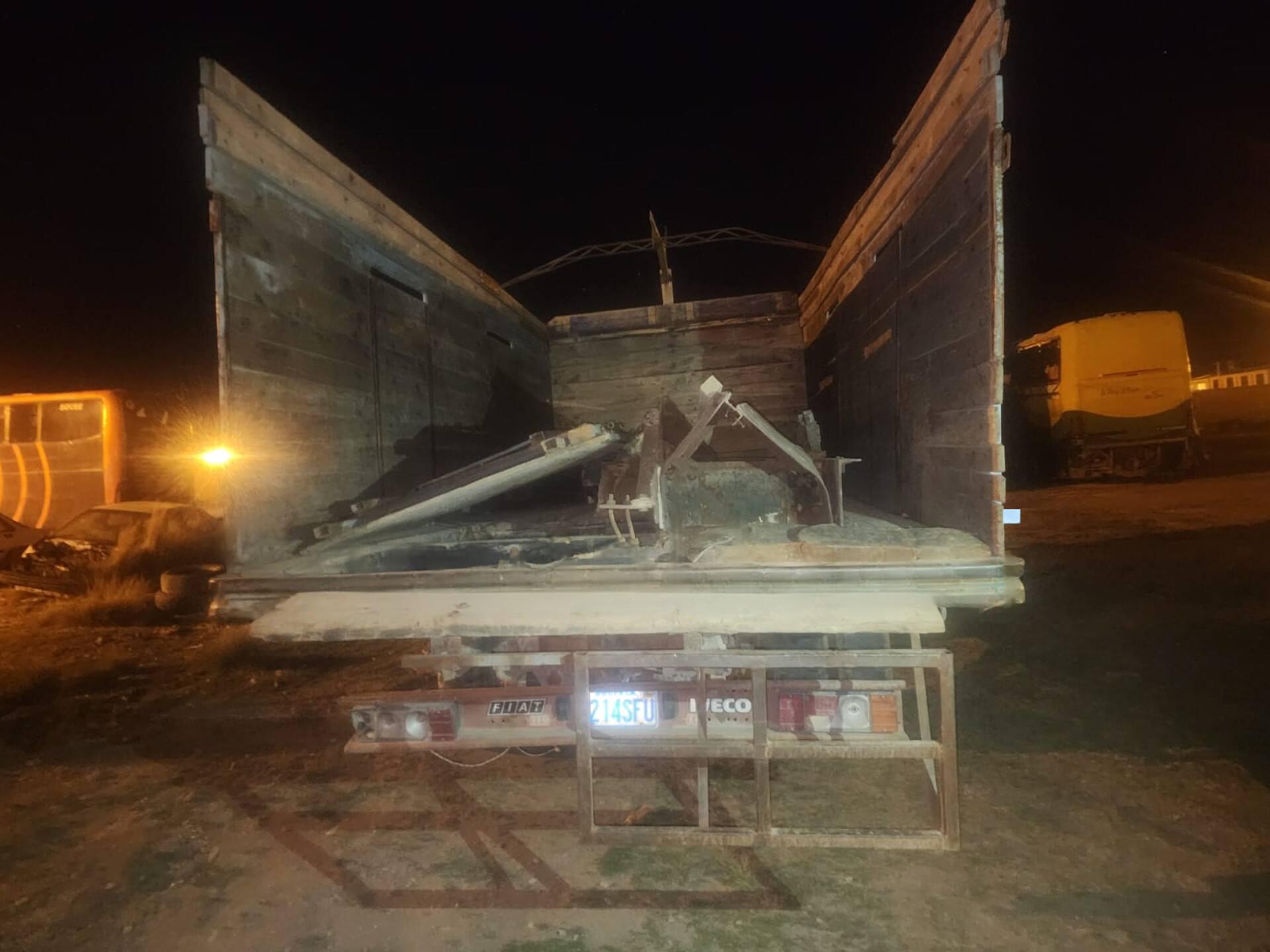 El camión con las partes de los trenes en Uyuni.