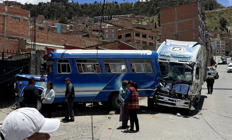 Dos de los vehículos afectados en el accidente. Foto: radio show
