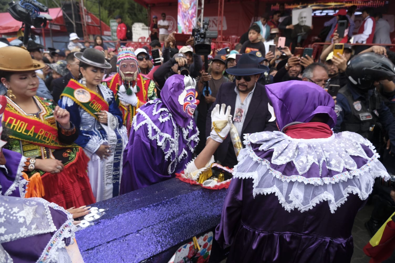 Comparsas, personajes típicos y autoridades municipales encabezaron el cortejo hacia el Cementerio General. | Foto: AMUN.