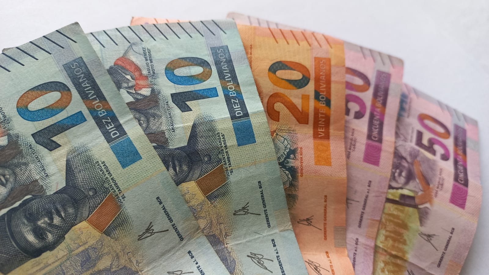 Imagen referencial de billetes con los cortes de Bs 10, Bs 20 y Bs 50. Foto: ABI