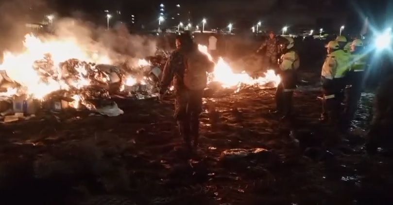 Dinero quemado tras el accidente aéreo en El Alto. Foto: captura de video