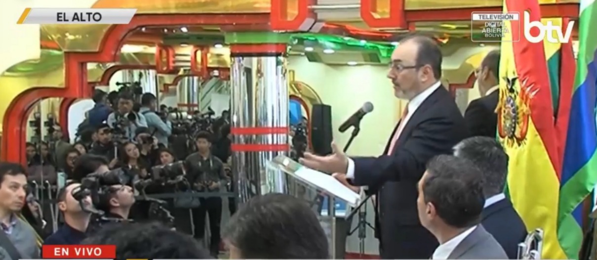 El presidente de la CAF, Sergio Díaz-Granados, en conferencia de prensa en un cholet de El Alto. Imagen: Captura Bolivia Tv.