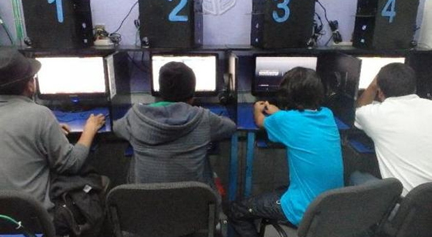 Adolescentes son captados por redes sociales. Foto: RRSS