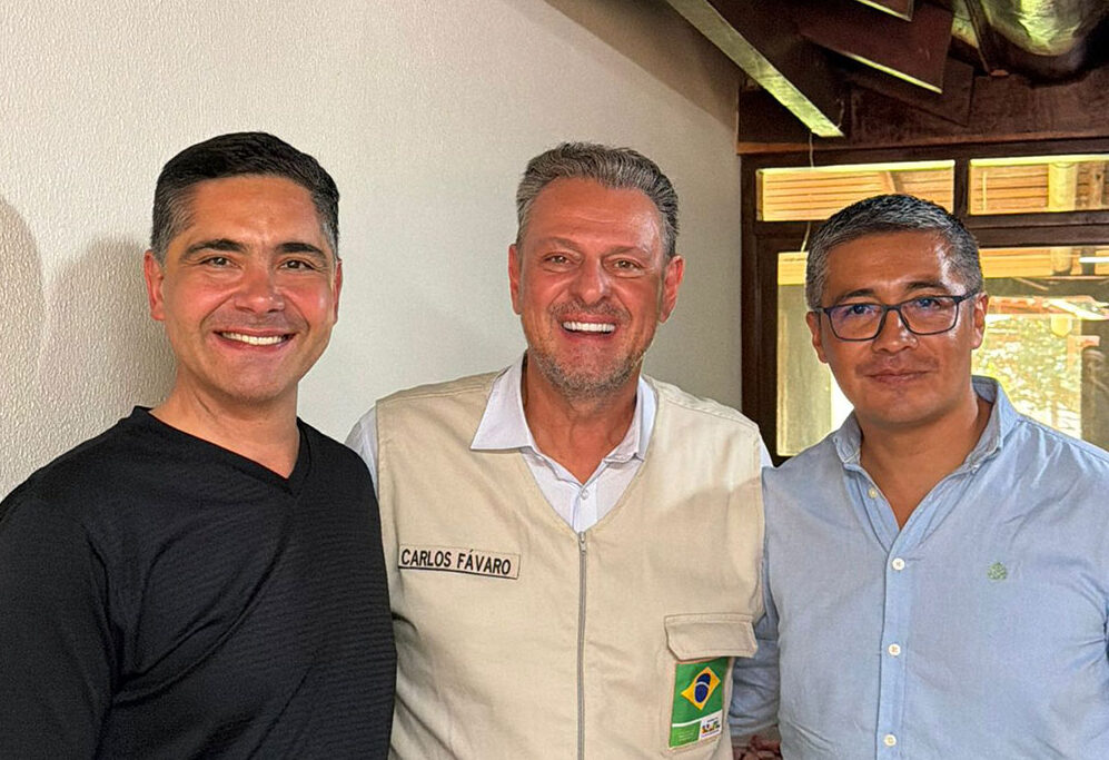 El ministro de Agricultura y Ganadería de Brasil, Carlos Fávaro (centro), con Oscar Mario Justiniano y José Gabriel Espinoza. Foto: @g_espinoza