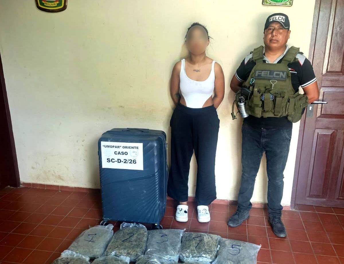 La mujer aprehendida junto con los paquetes de droga. Foto: FELCN