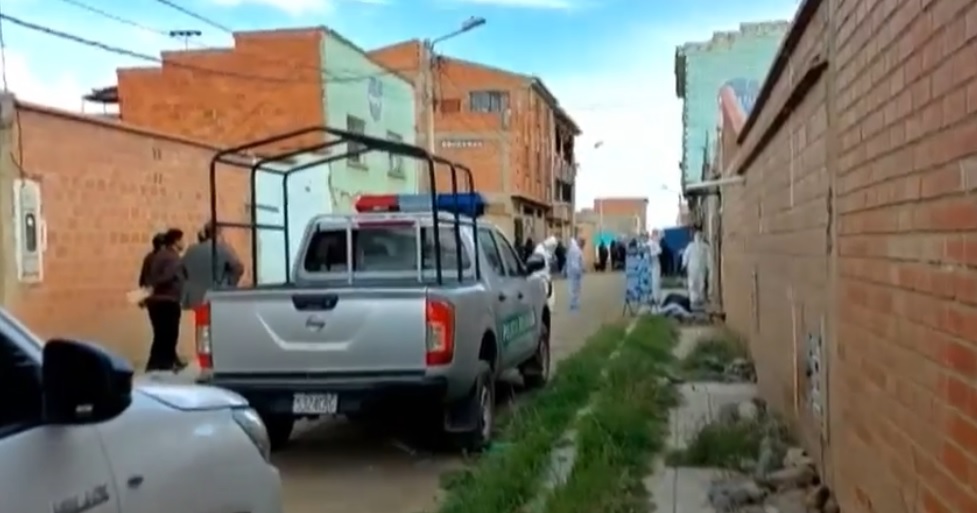 Una patrulla policial cerca del lugar donde ocurrió el crimen. Foto: F10