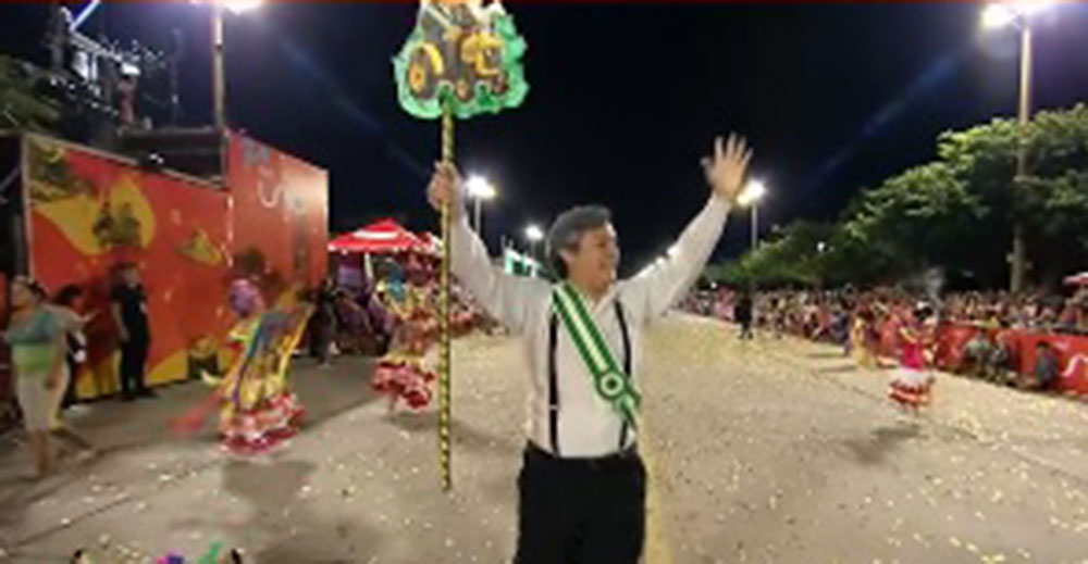 Un comparsero personifica a Percy Fernández en el Corso Cruceño. Foto: captura video