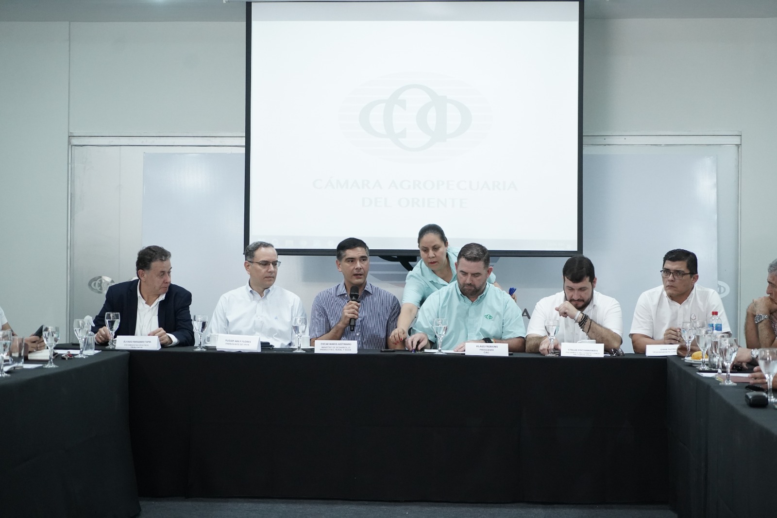 Autoridades del Gobierno reunidas con sectores productivos. Foto: MDPRyA