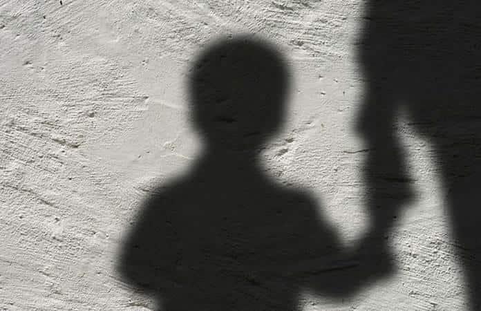 Silueta de un niño junto a su madre. Foto: pulsoslp.com.mx