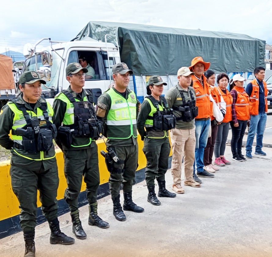 Efectivos de la Policía y personal de Univida controlan en carreteras. Foto: Univida.