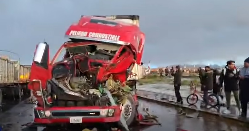 Un tracto camión dañado tras el accidente aéreo.