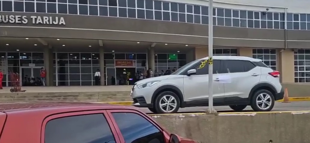 El vehículo donde fue encontrado el cadáver de una mujer. Foto: captura video