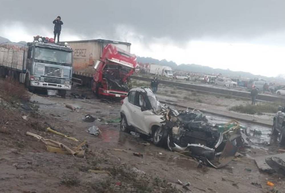 Algunos vehículos dañados tras el accidente aéreo en El Alto.