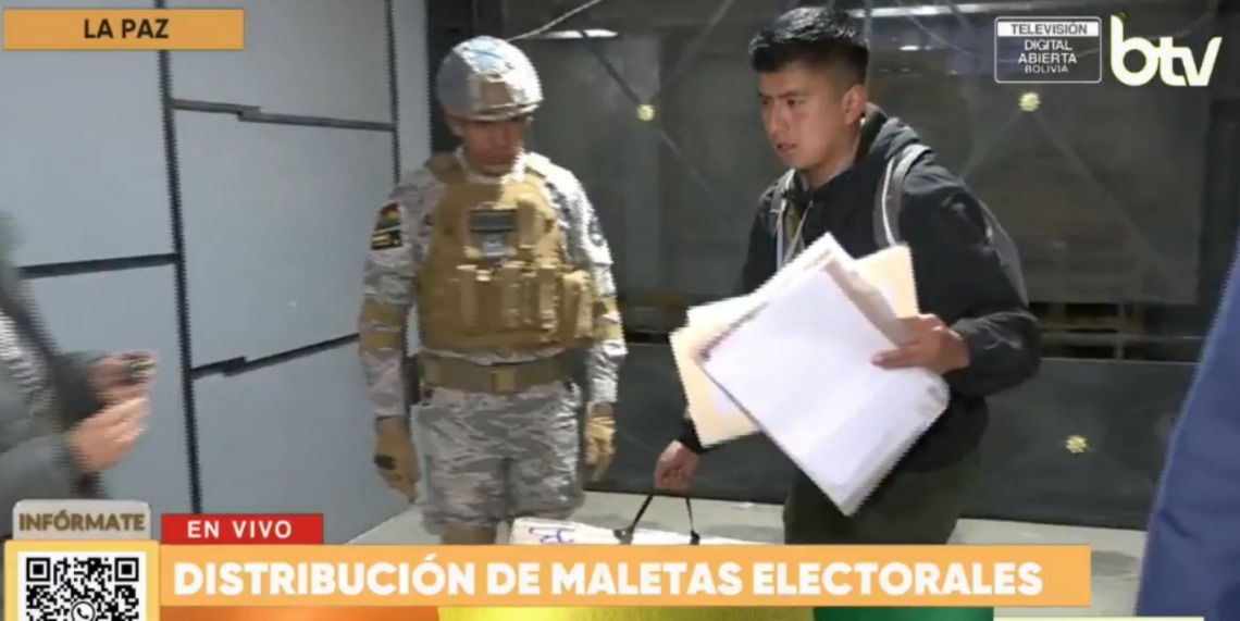 Personal del TED partió desde la ciudad de La Paz rumbo a las regiones más alejadas del departamento. Imagen: Captura Bolivia Tv.
