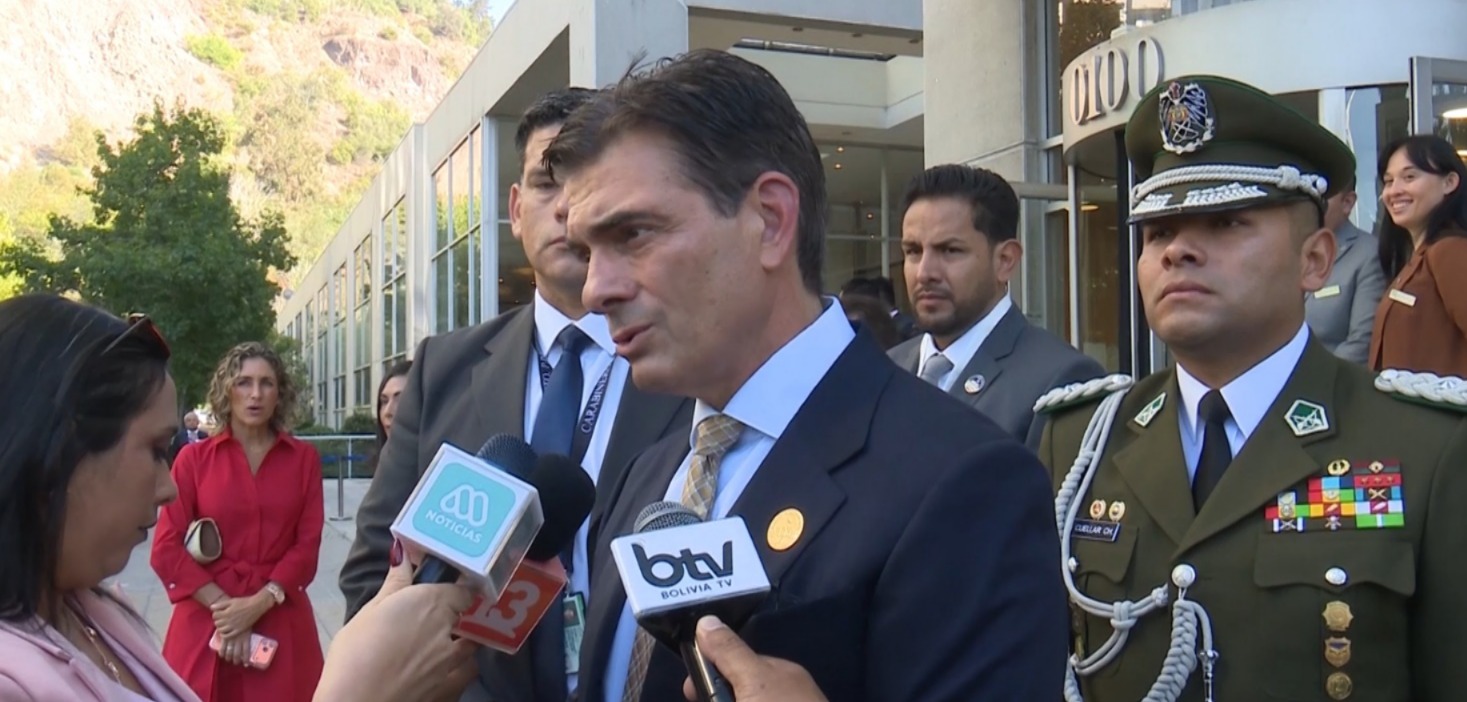 El presidente Rodrigo Paz, en contacto con la prensa internacional en Chile. Imagen: Captura.