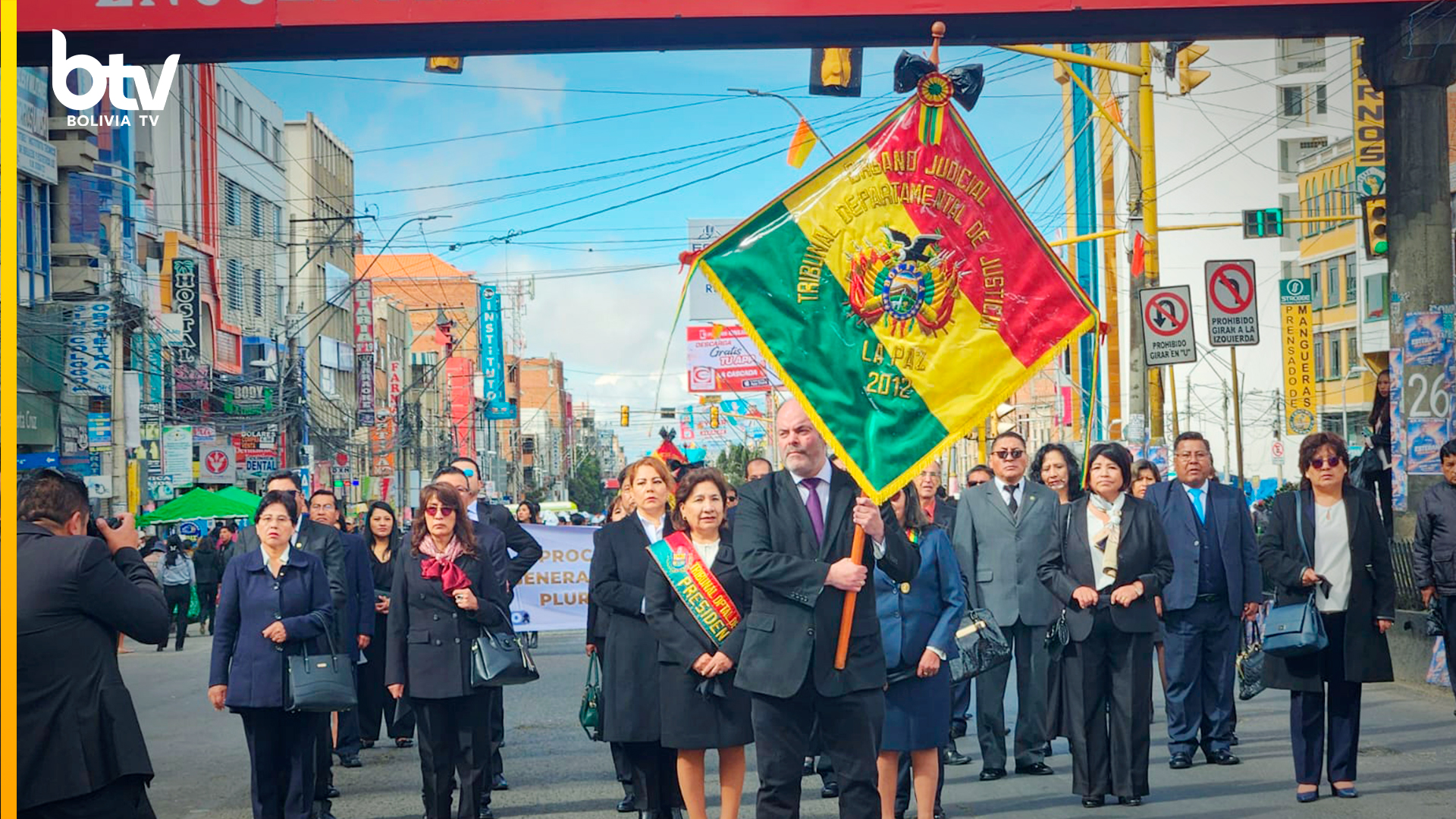 El desfile en la avenida 6 de Marzo en El Alto. Foto: Bolivia Tv.