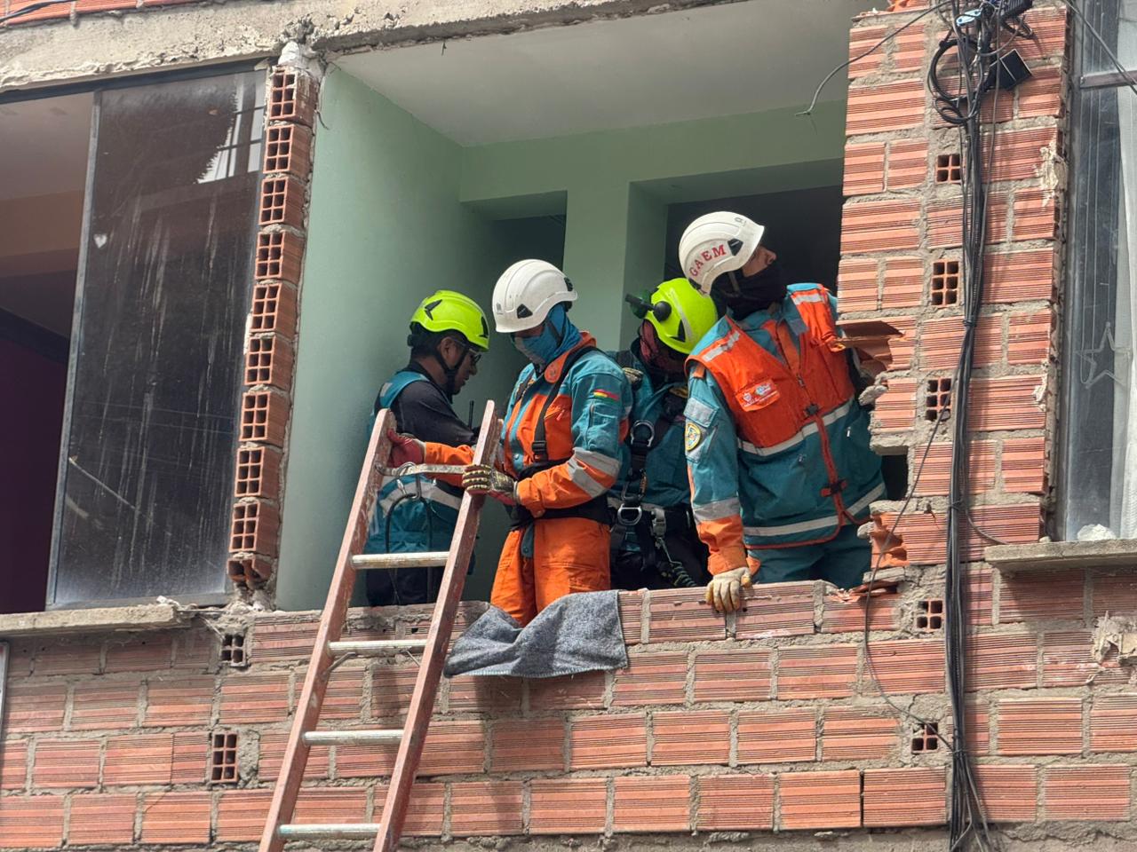 Personal de emergencia realiza tareas de evacuación. Foto: GAMLP