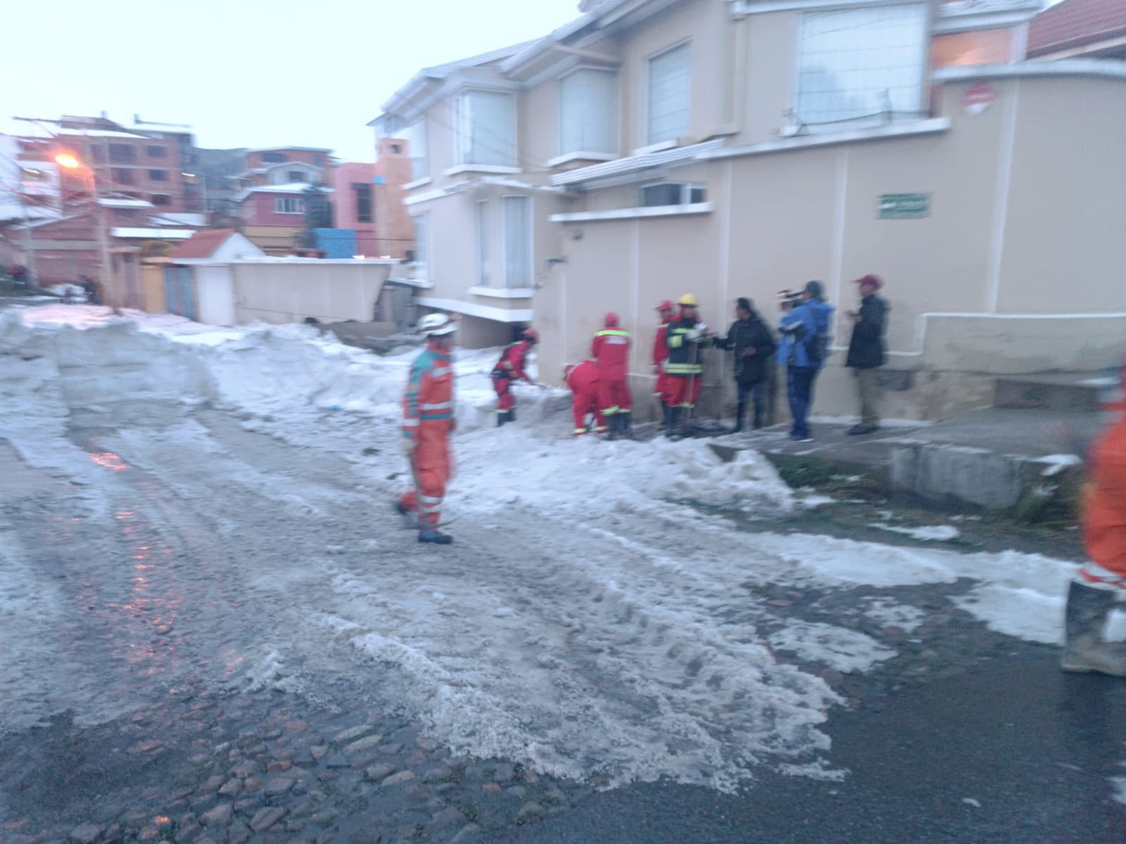 Granizada registrada en la zona sur de La Paz que provocó el colapso de la pared de una casa. Foto: GAMLP.