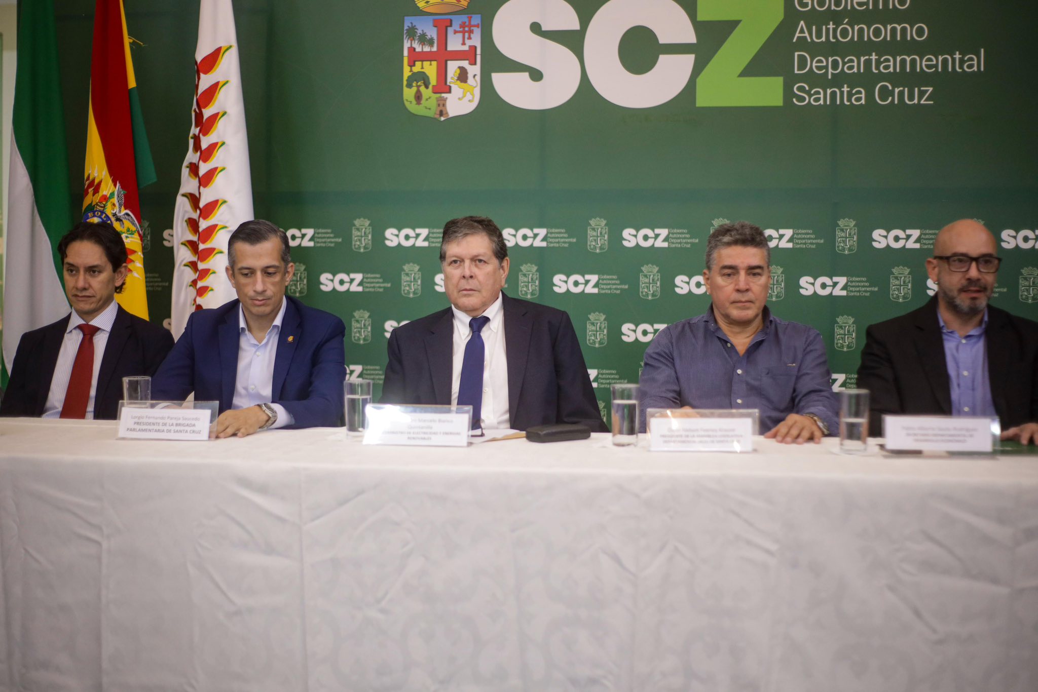 Representantes del Gobierno nacional, la Gobernación cruceña y empresas del sector eléctrico. Foto: Gobernación de Santa Cruz