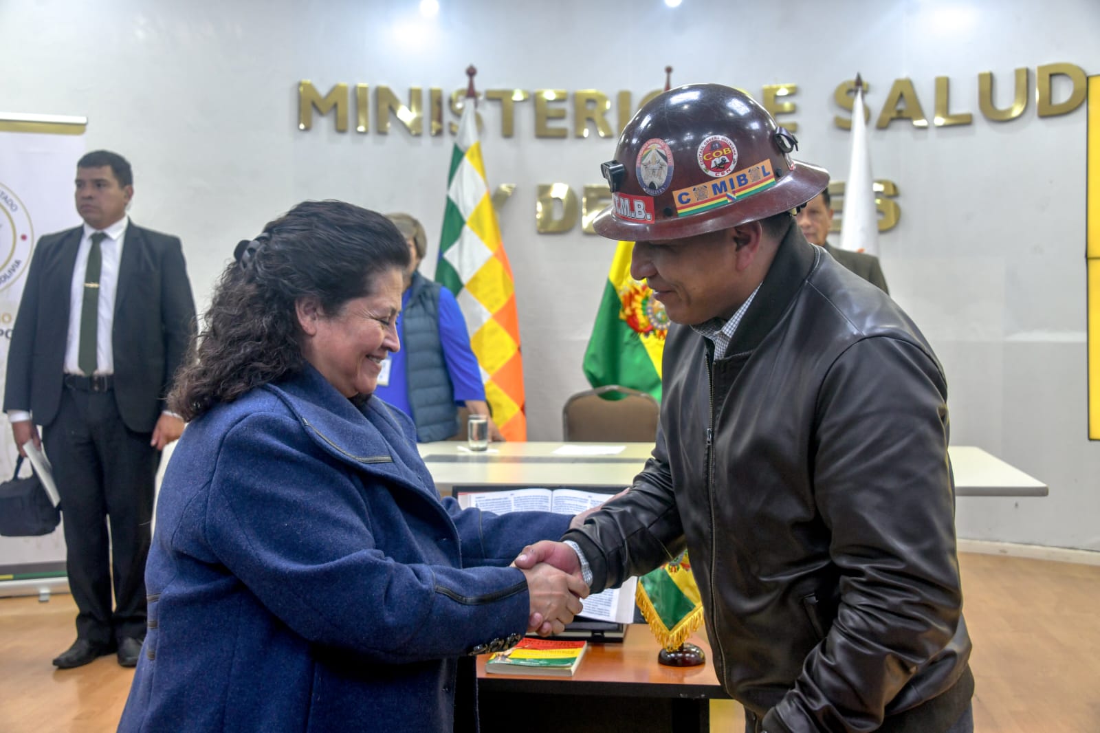 La ministra Marcela Flores y el flamante presidente del directorio de la CNS. Foto: Ministerio de Salud