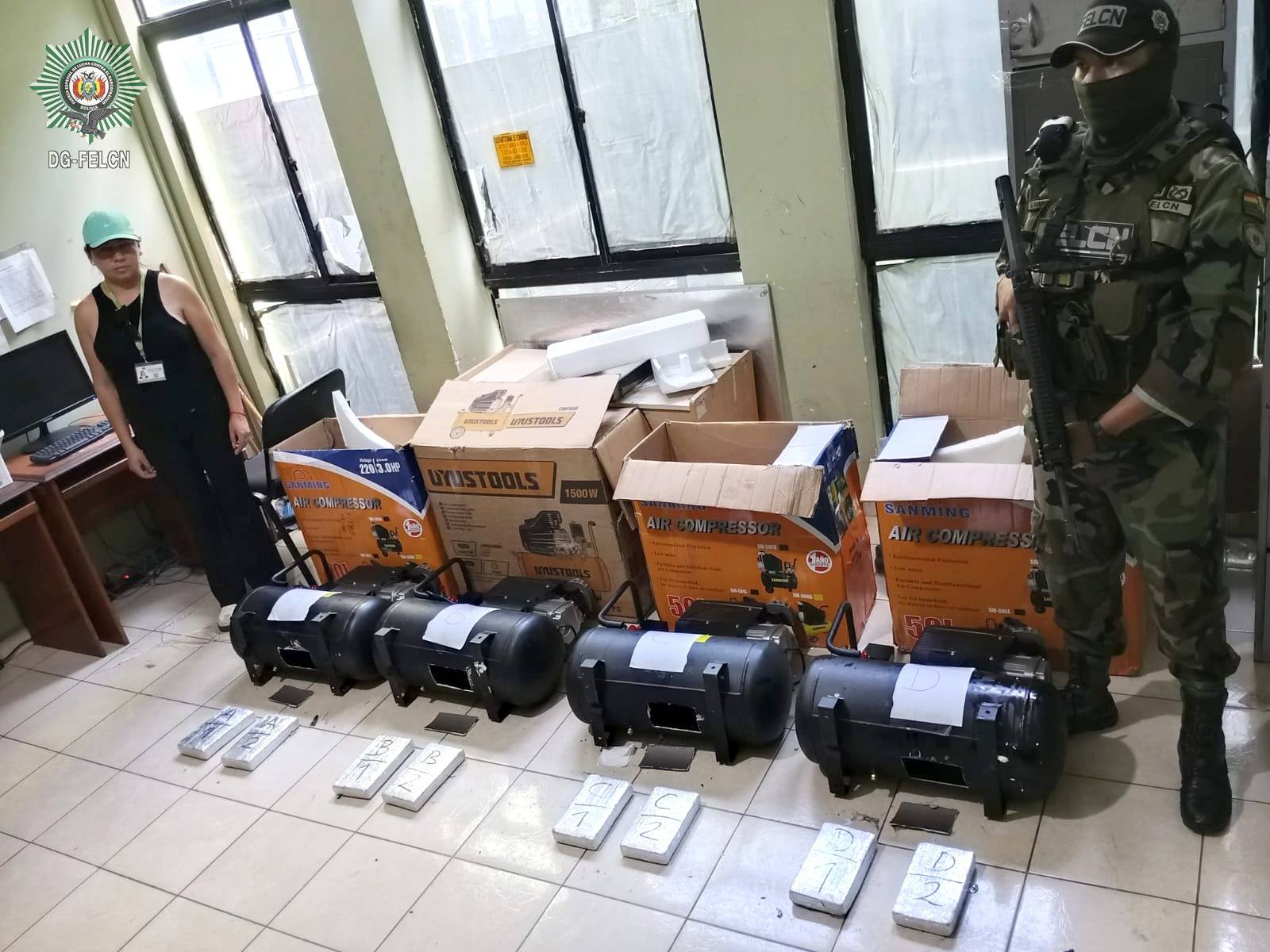 La droga estaba oculta en equipos de aire. Foto: FELCN