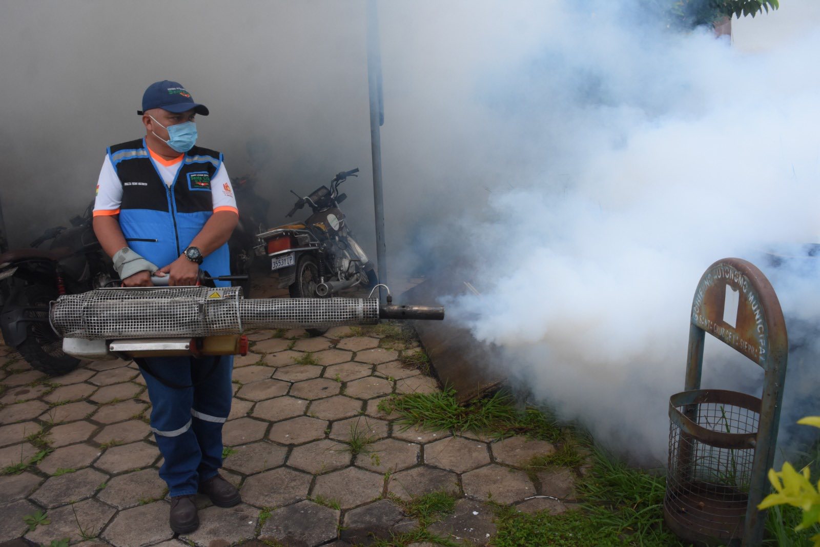 Brigadas municipales realizan tareas de fumigación. Foto: GAMSCS