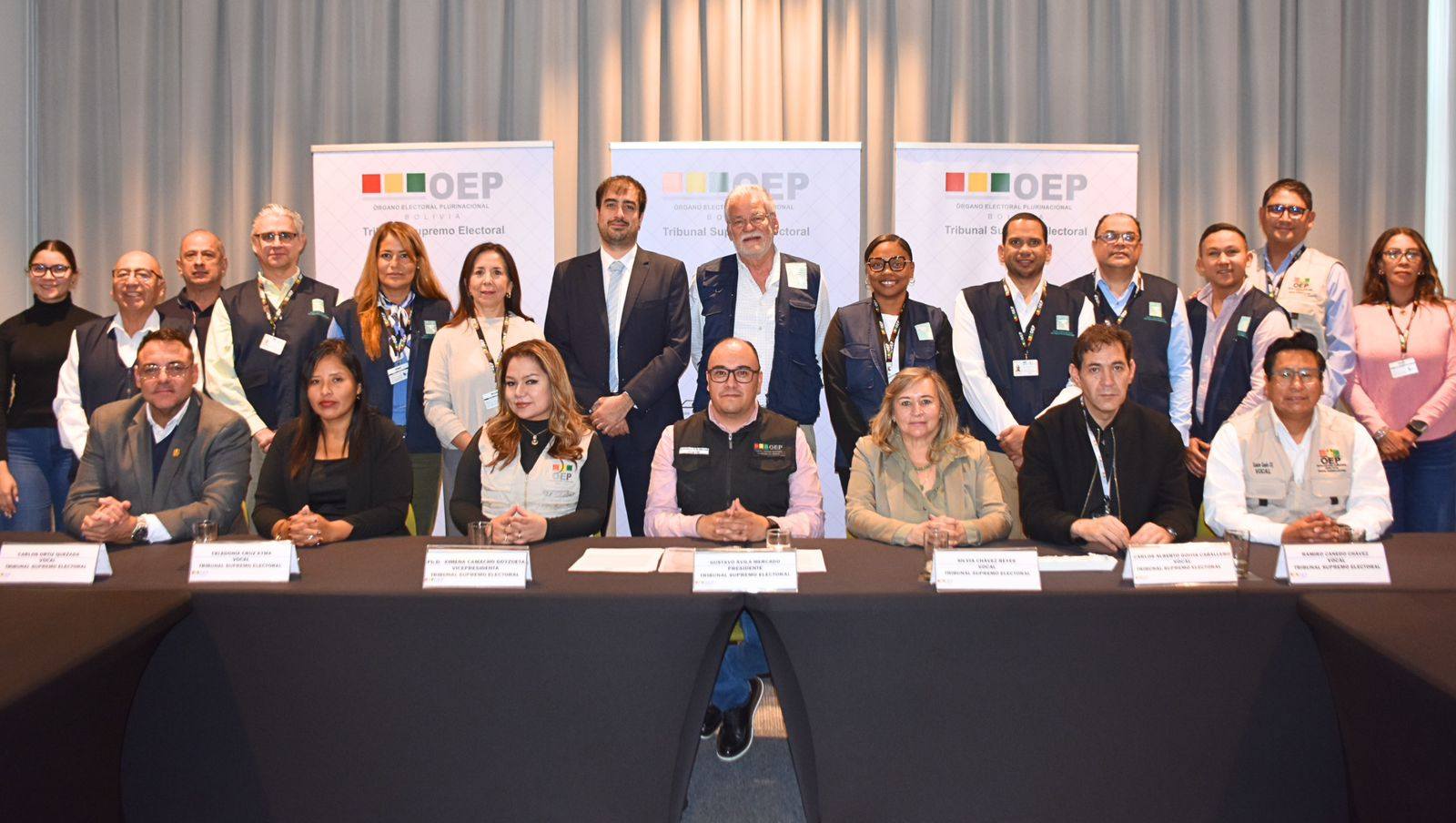 Autoridades del Órgano Electoral y representantes de la misión internacional. Foto: TSE