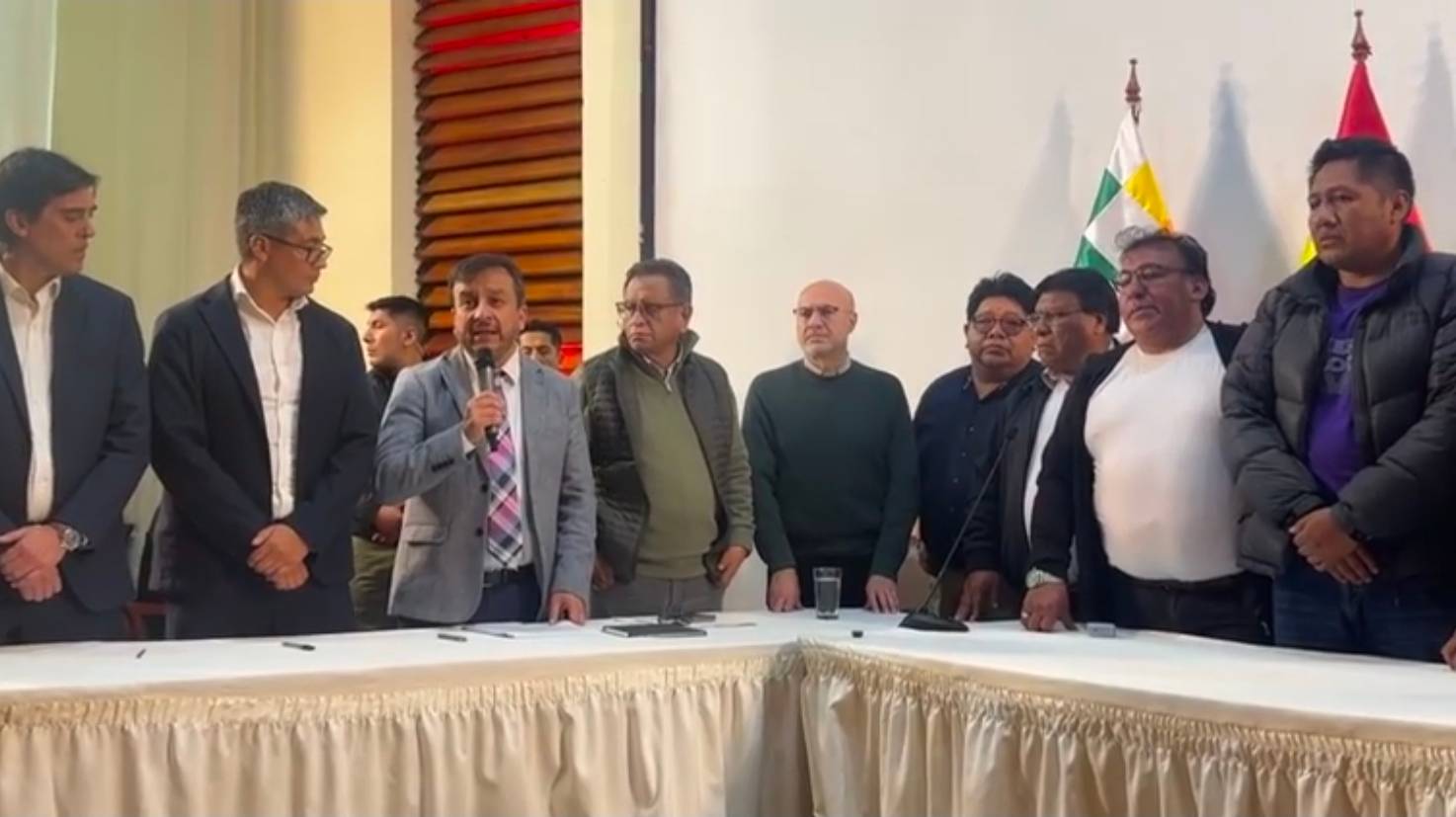 Autoridades del Gobierno y la dirigencia del transporte. Imagen: Captura.