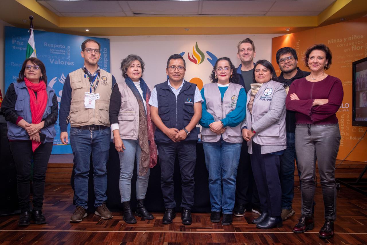 El Defensor del Pueblo, junto a representantes de la Misión de Observación Electoral JUBILEO (MOE JUBILEO), la Misión de Observación Electoral Ciudadana de la Red Observa Bolivia (MOEC-OB), Fundación UNIR y el Centro de Investigación y Promoción del Campesinado (CIPCA).