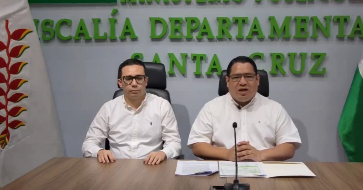 El fiscal General del Estado, Roger Mariaca (Der.), en conferencia de prensa. Imagen: Captura.