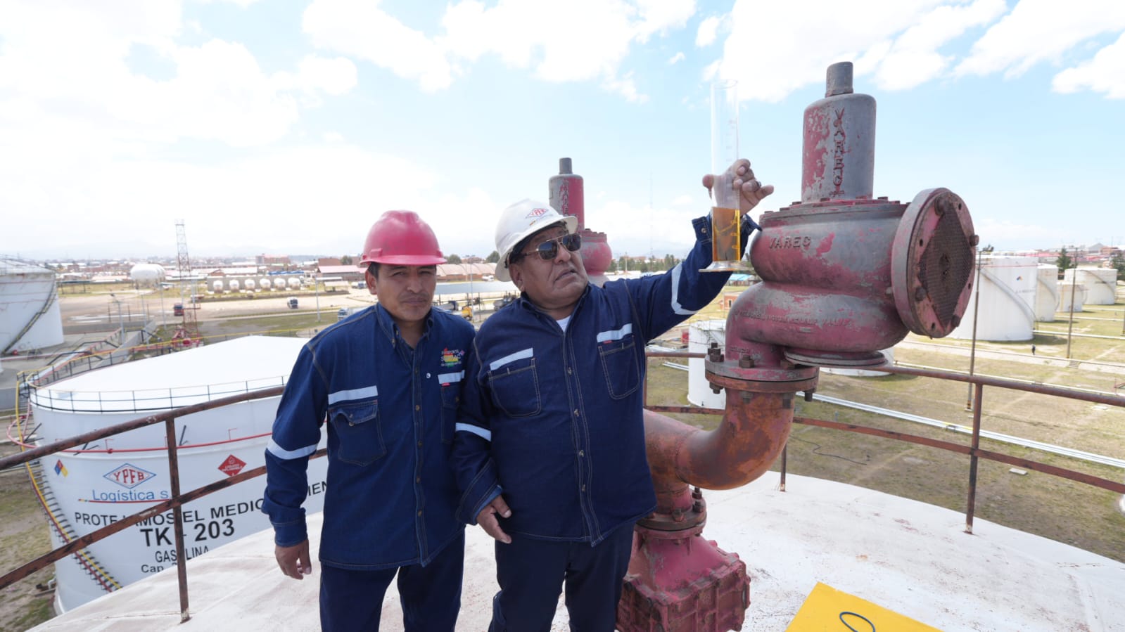 Dirigentes de los chóferes en la Planta de Senkata. Foto: YPFB.