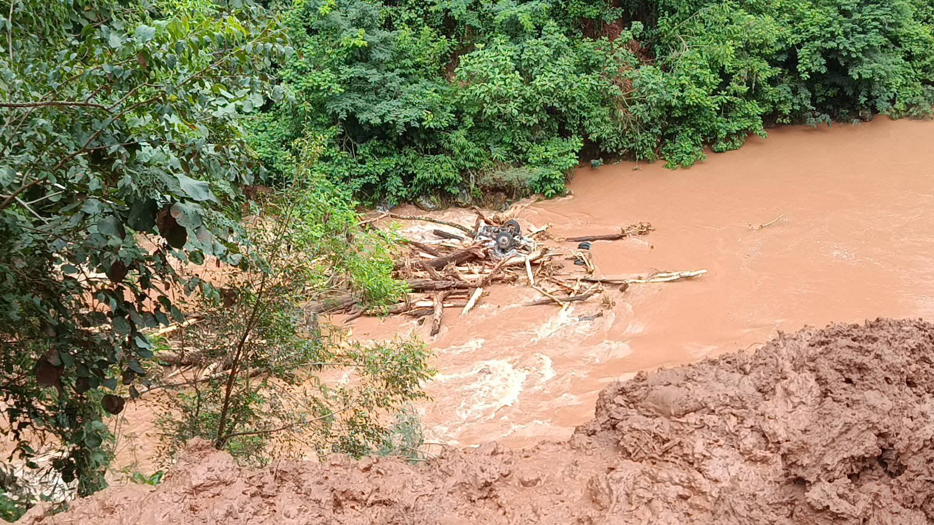 Camioneta llevada por la mazamorra en la carretera Entre Ríos-Tarija. Foto: Noticias El Chaqueñito.