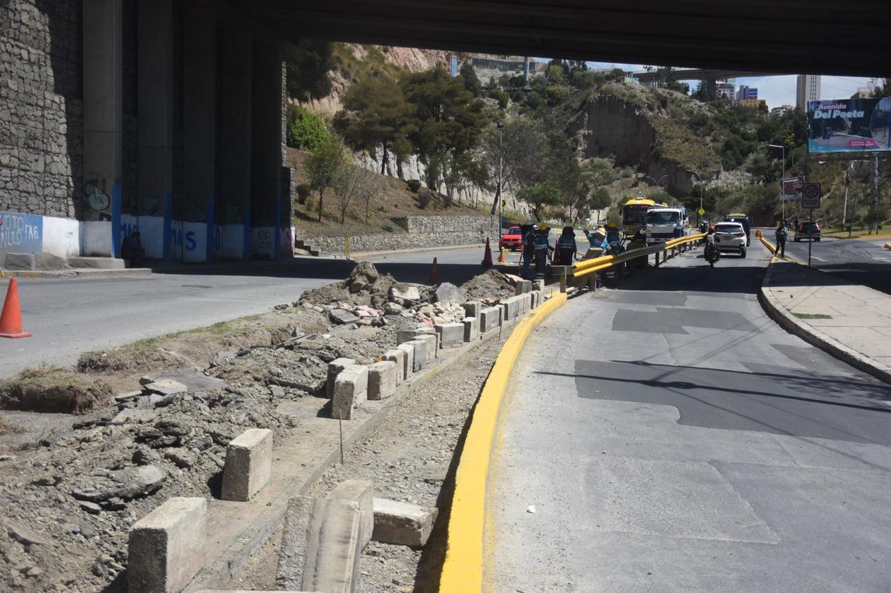 Construcción del tercer carril de acceso a la Kantutani desde la Mario Mercado. Foto: GAMLP.