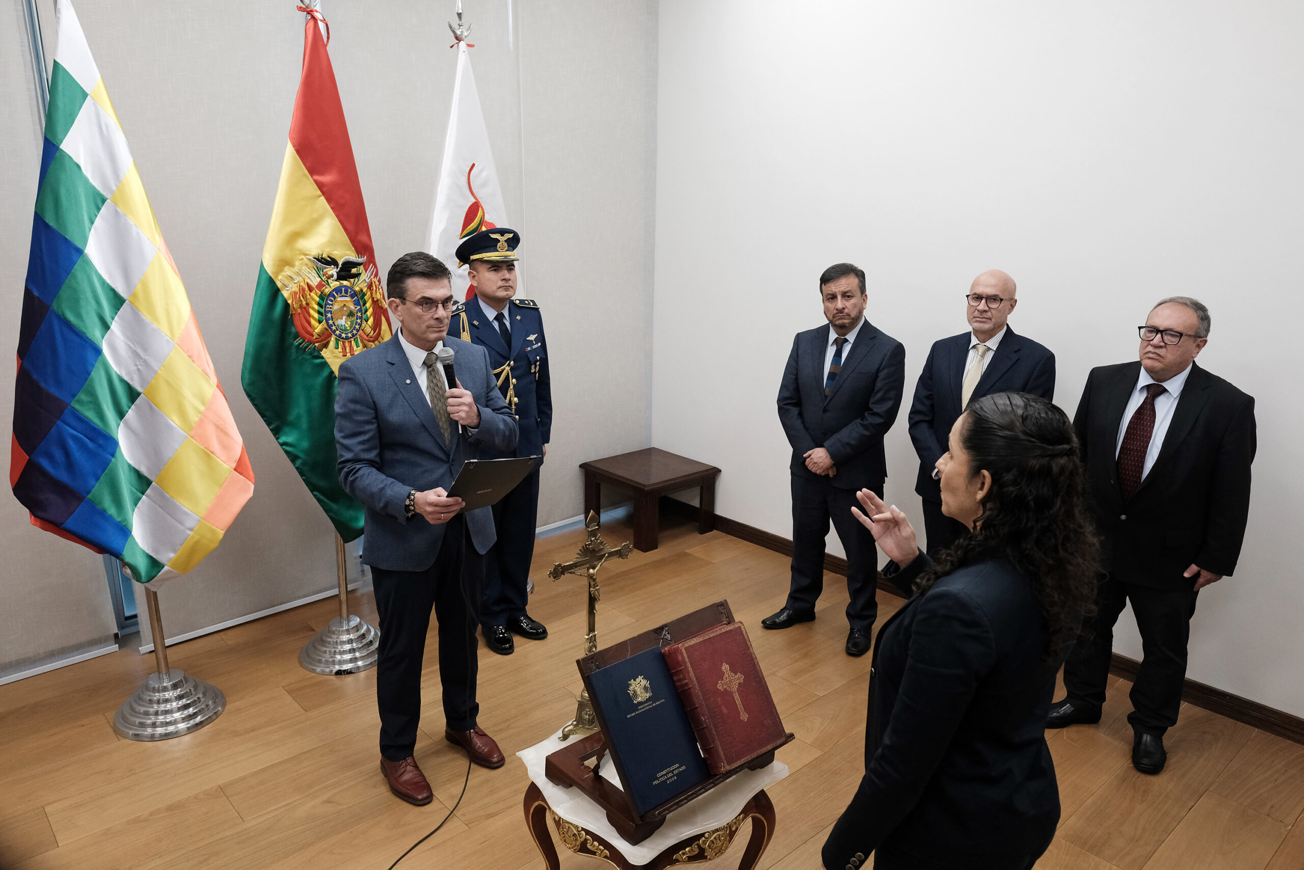 El presidente Rodrigo Paz posesiona a Claudia Cronenbold como presidenta de YPFB. Foto: Oficina del Presidente.