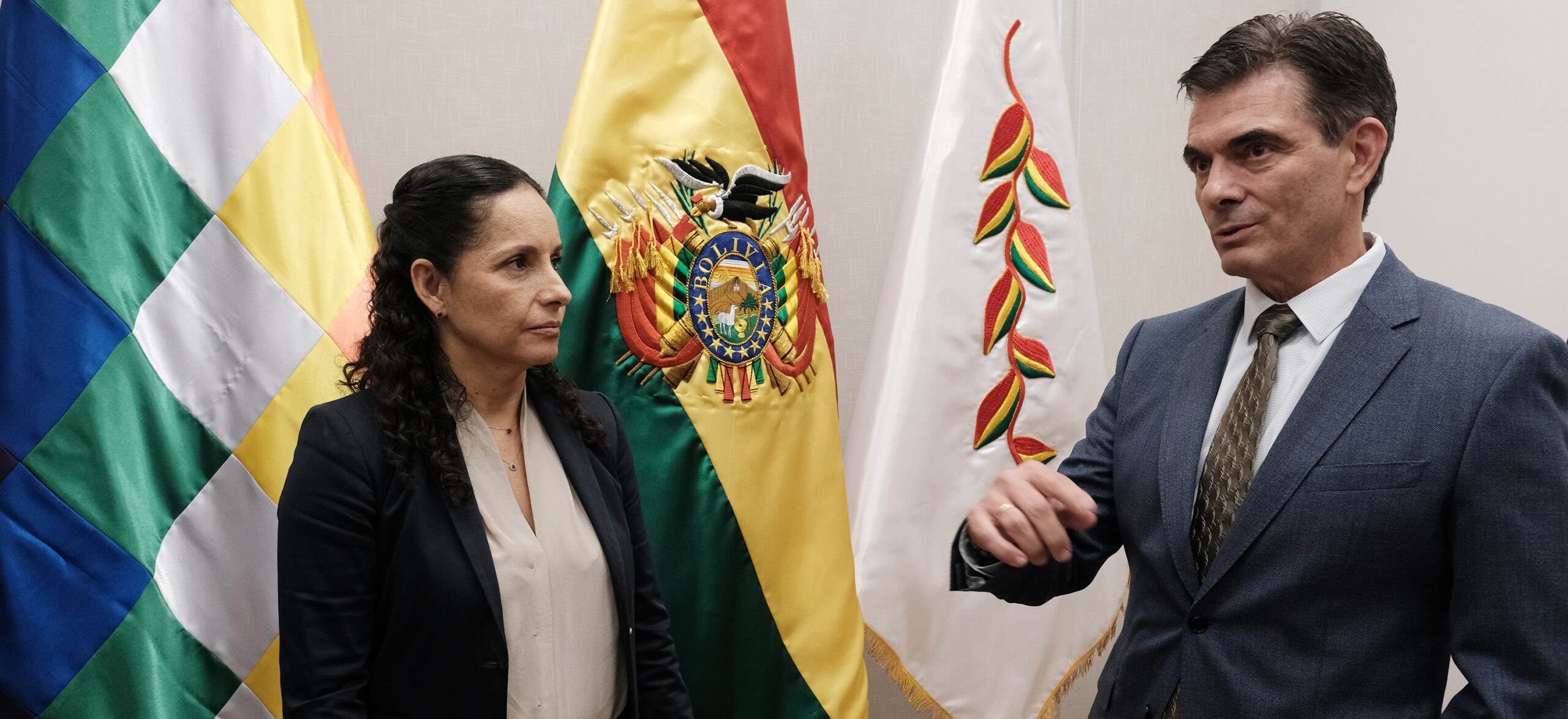 El presidente Rodrigo Paz y la nueva ejecutiva de YPFB. Claudia Cronenbold. Foto: Oficina del Presidente.